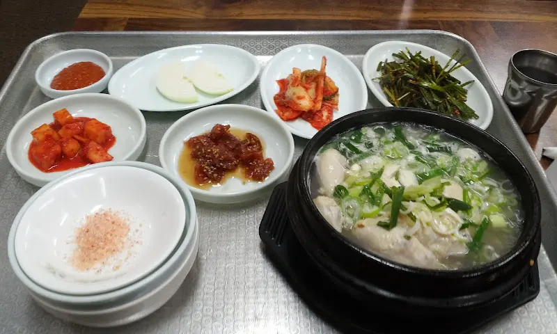 놋전분 비빔밥과 밑반찬 전체