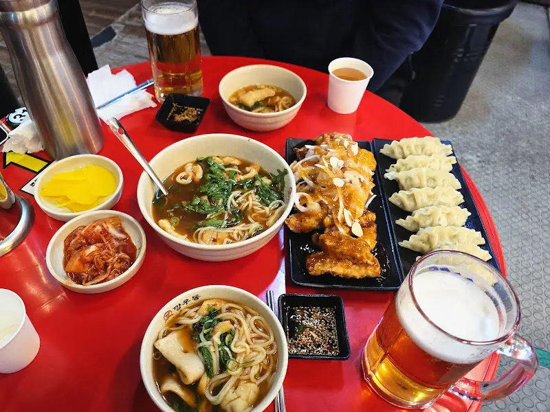 테이블 가득 차려진 깡우동 메뉴들