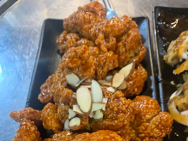 윤기가 흐르는 닭강정