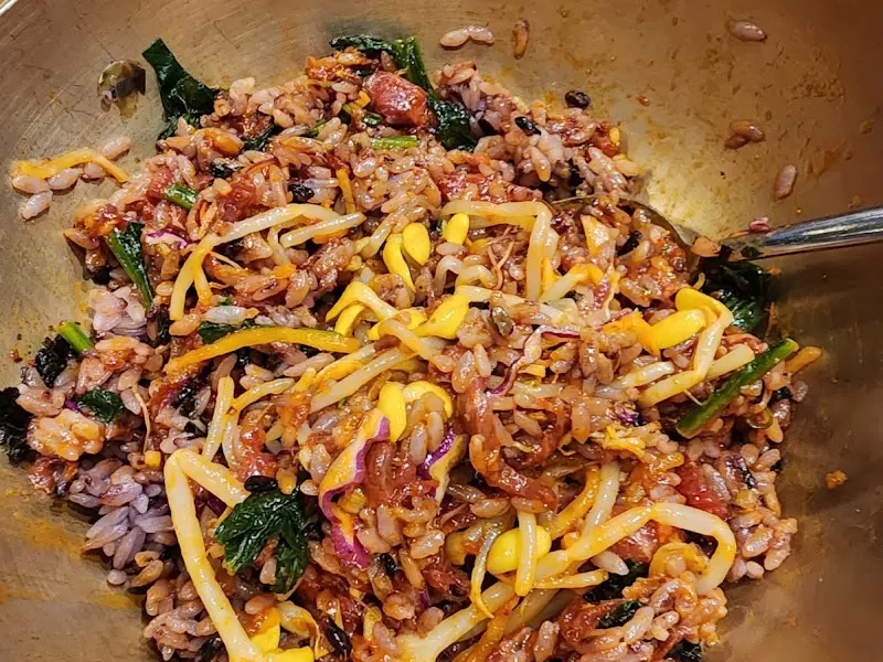 비빔밥을 비비는 모습
