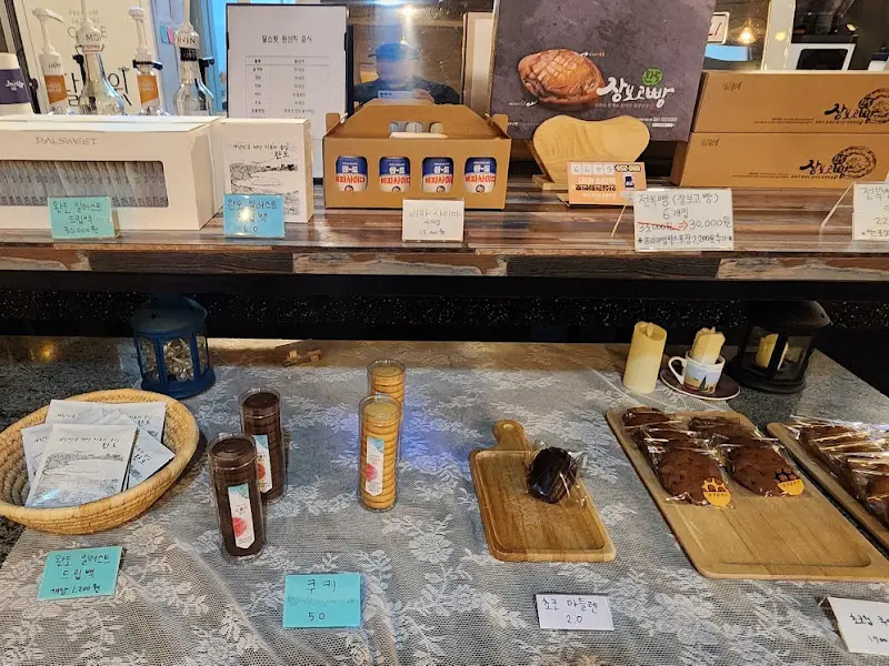 다양한 빵과 음료가 진열된 쇼케이스