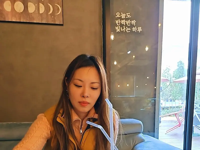 음료를 마시며 여유를 즐기는 모습