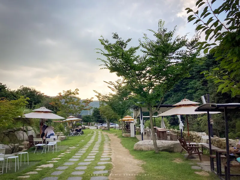 카페로 향하는 돌길