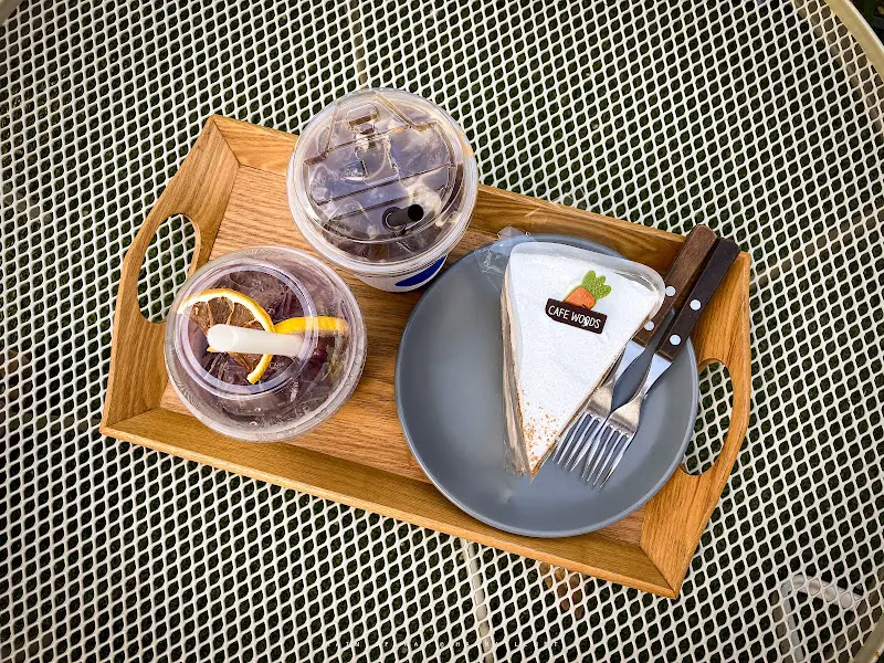 아이스 아메리카노와 와플