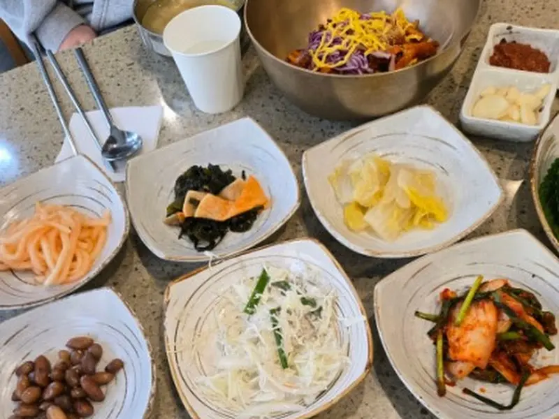 다양한 밑반찬들