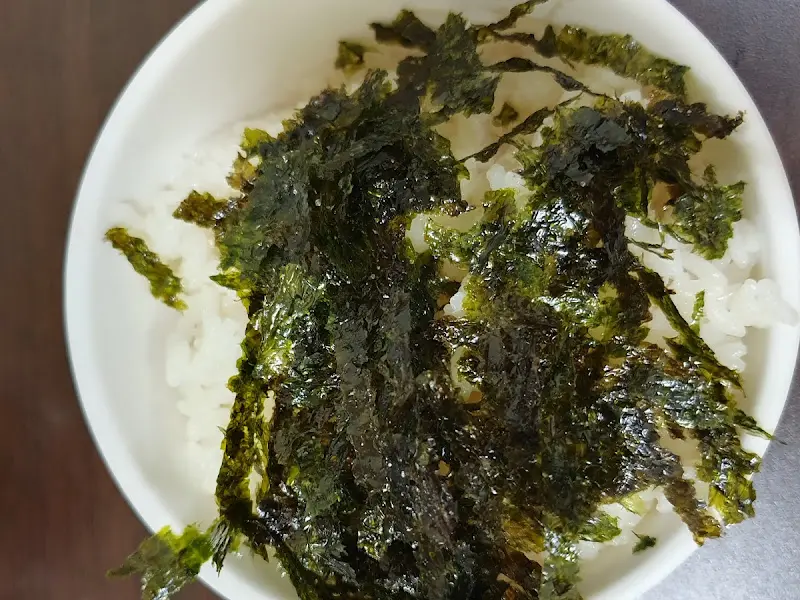 김이 소복하게 담긴 그릇