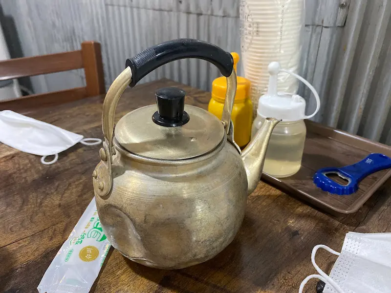 테이블 위에 놓인 놋 주전자
