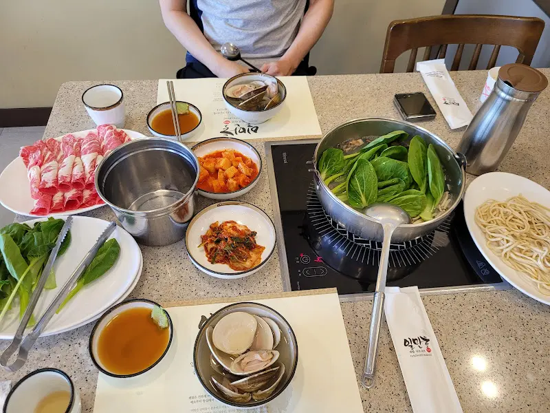 샤브샤브 재료들과 개인 접시