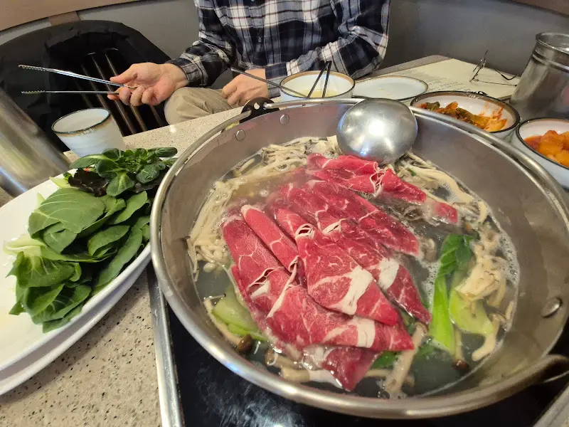 샤브샤브를 즐기는 모습