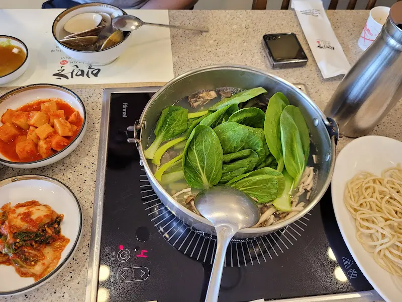 끓고 있는 샤브샤브 냄비