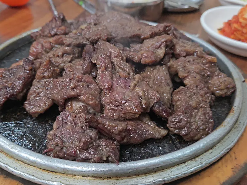 숯불 위에 구워지는 양념갈비