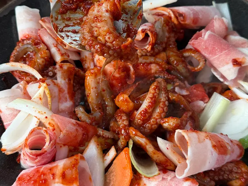 매콤한 양념에 버무려진 쭈꾸미, 삼겹살, 새우