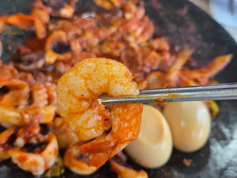 젓가락으로 집어 올린 탱글탱글한 새우