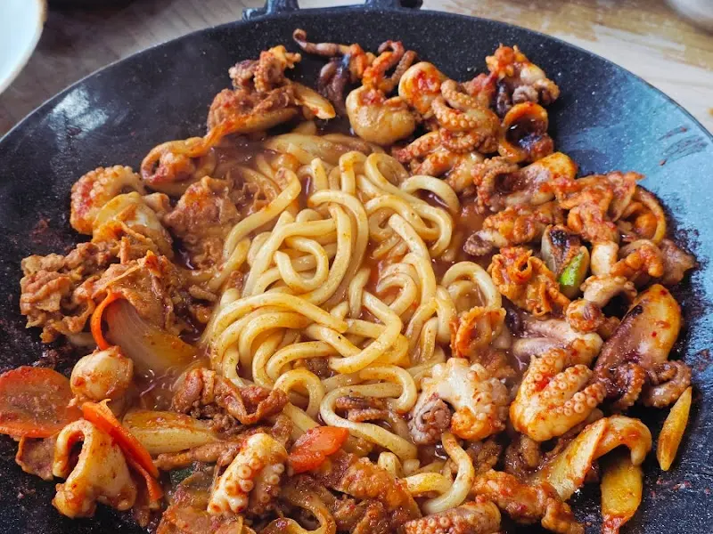 쭈꾸미와 삼겹살, 우동 사리의 환상적인 조화