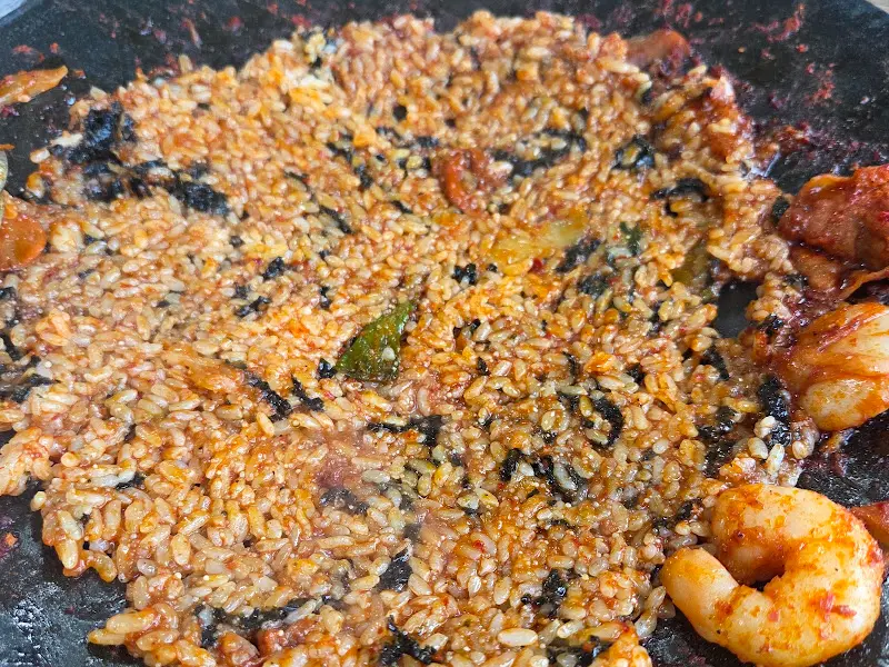 매콤한 양념에 볶아진 볶음밥