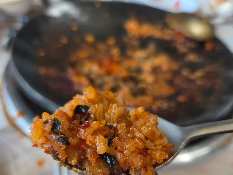 볶음밥을 숟가락으로 떠올린 모습