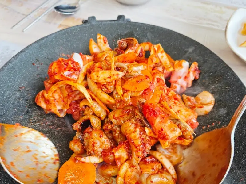 철판 위에서 익어가는 쭈삼새