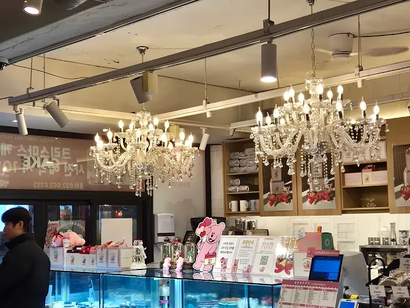 샹들리에 조명이 빛나는 카페 내부