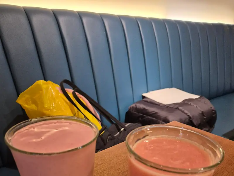 두 잔의 음료가 놓인 테이블