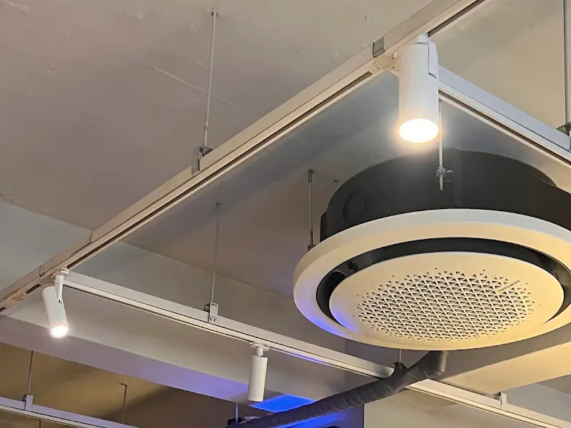 카페 천장의 조명과 에어컨
