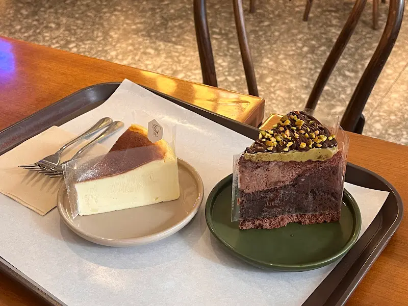 두 조각의 케이크가 놓인 쟁반