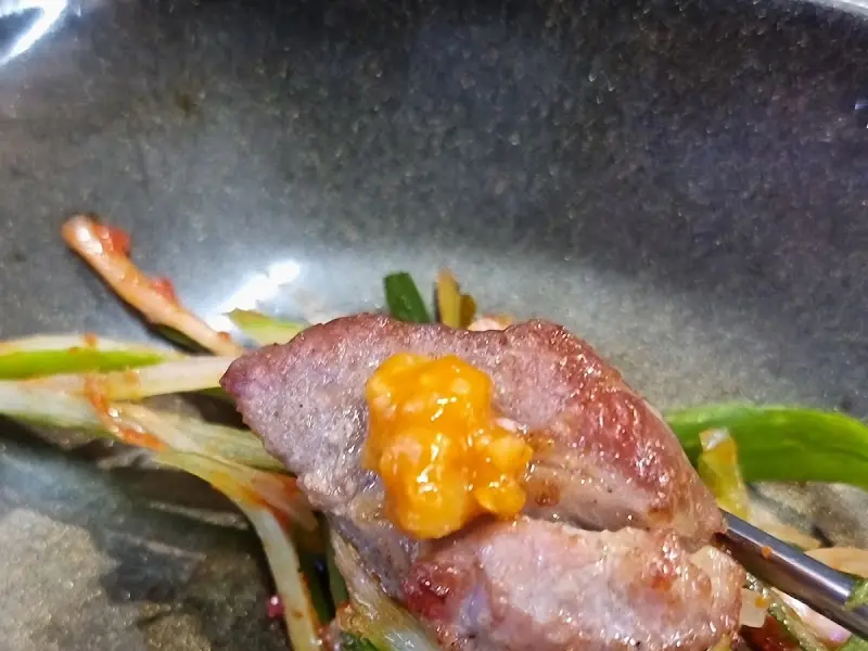 잘 구워진 쫀득살에 특제 마늘 소스를 곁들여 한 입