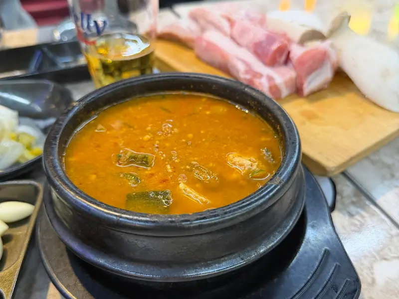 뚝배기에 담겨 나온 구수한 청국장