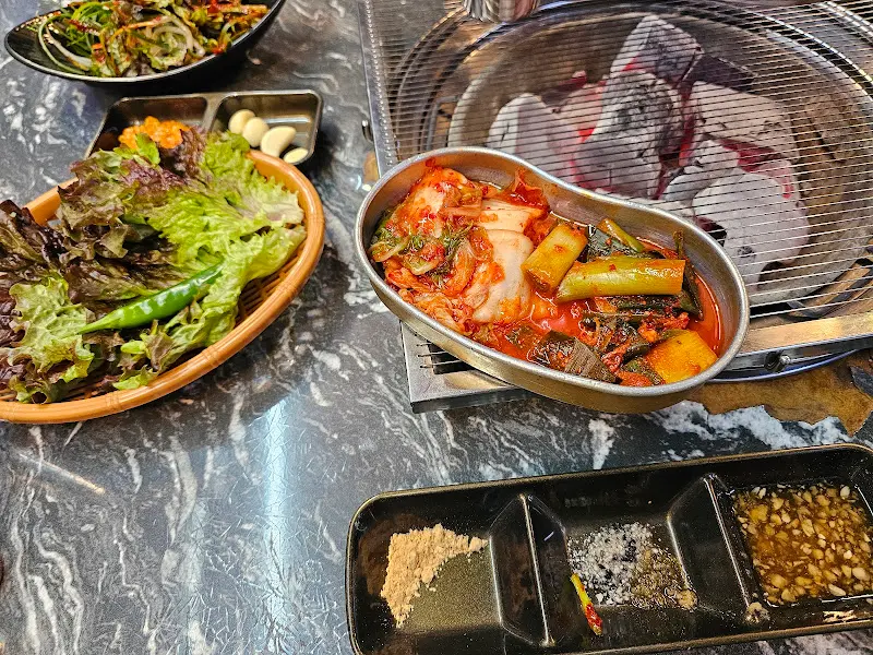 다양한 쌈 채소와 곁들여 먹는 쫀득살