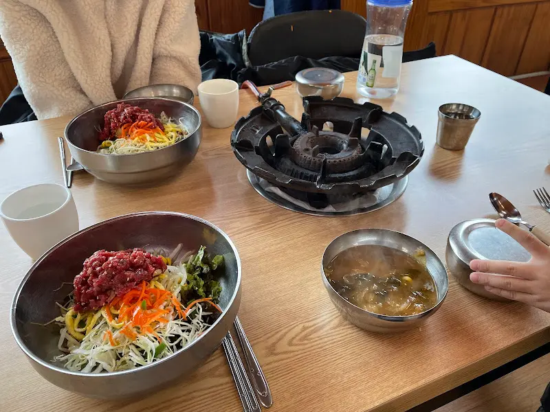 용마가든 육회비빔밥 세팅