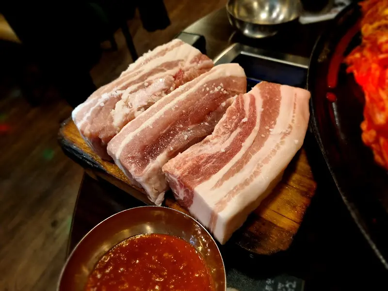 두툼한 숙성 삼겹살