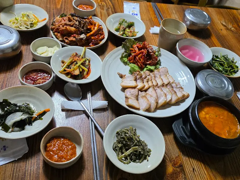 정갈하게 차려진 녹원쌈밥의 밑반찬과 보쌈