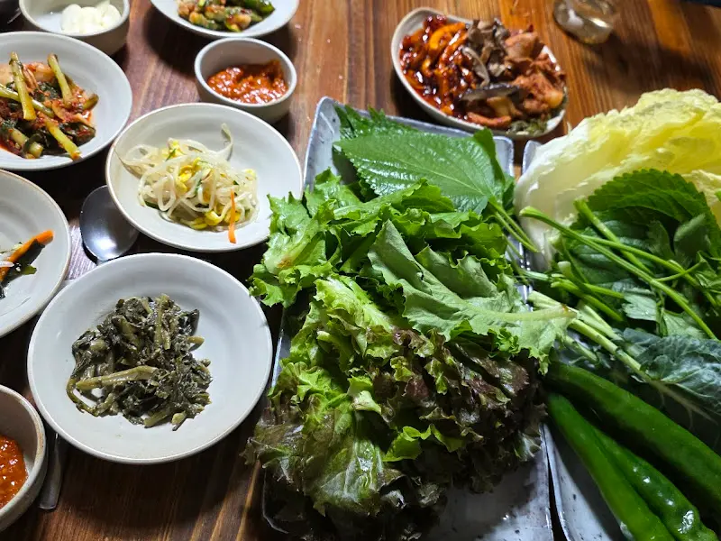 다양한 쌈 채소가 푸짐하게 담겨 있는 모습