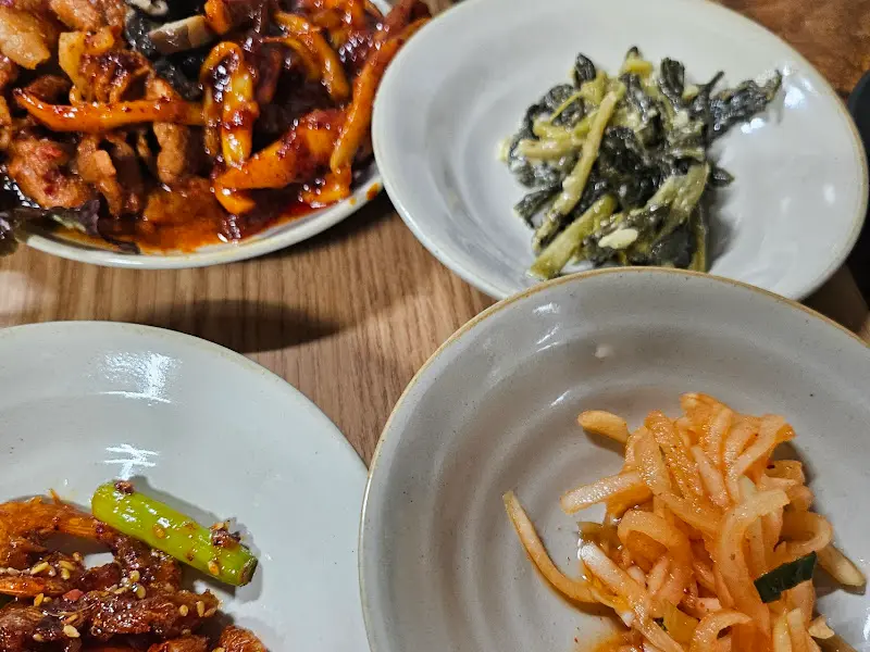 보쌈과 함께 제공되는 다채로운 밑반찬 클로즈업