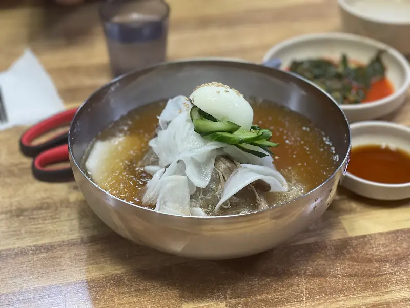 살얼음 동동 뜬 물냉면의 시원한 비주얼