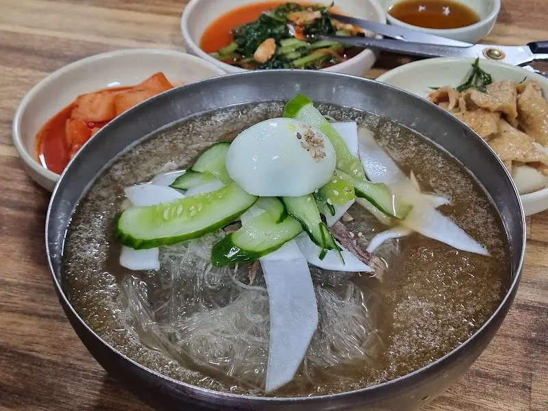 오이, 무, 계란이 고명으로 올라간 물냉면