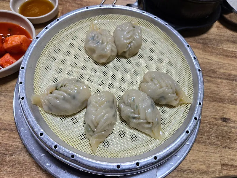 윤기가 흐르는 만두의 모습