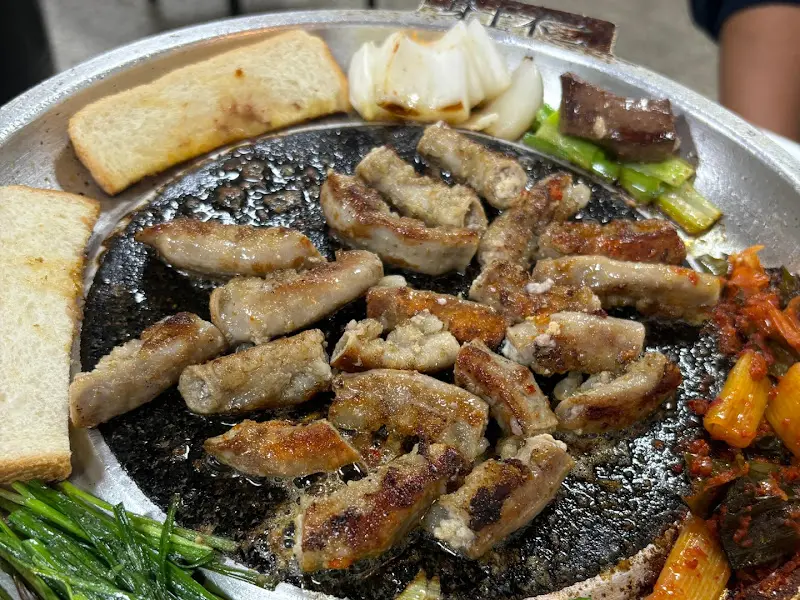 노릇하게 구워진 곱창 구이