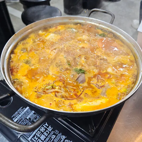 매콤 칼칼한 곱창 전골