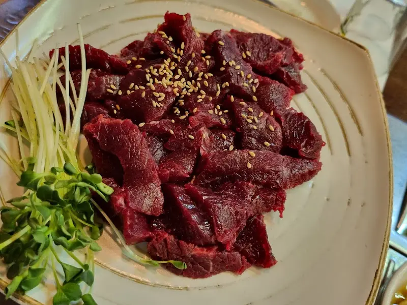 윤기가 흐르는 뭉티기의 자태