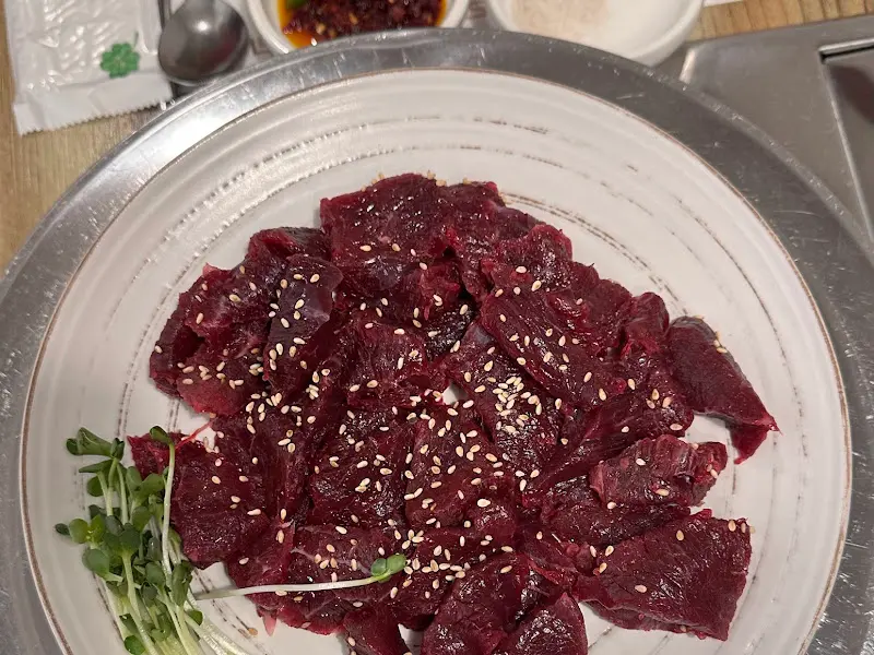 선홍빛 뭉티기의 향연