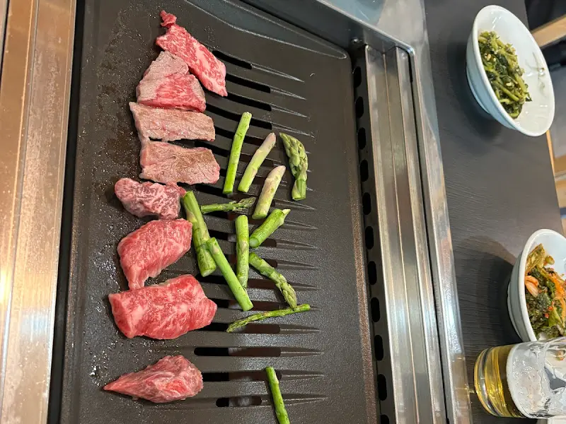 불판 위에서 익어가는 고기