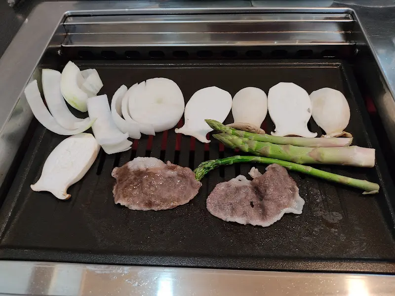 불판 위의 채소와 고기