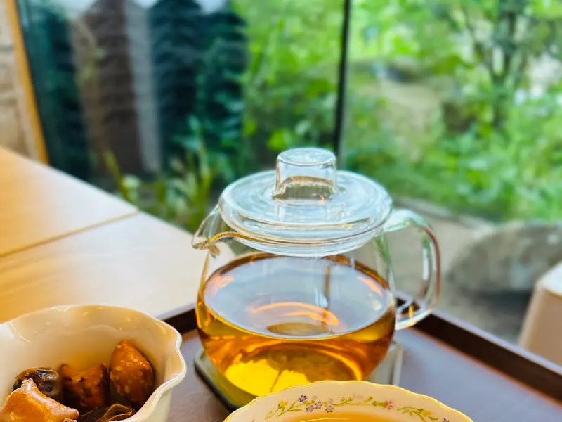 유리 티팟에 담긴 차