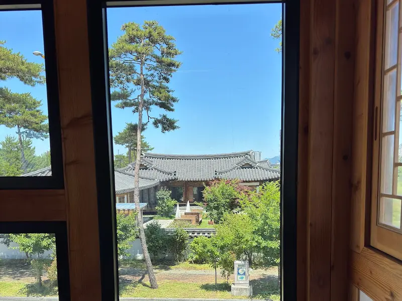 창밖으로 보이는 한옥 건물