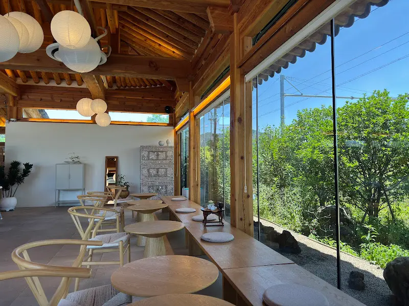 넓은 창문과 테이블