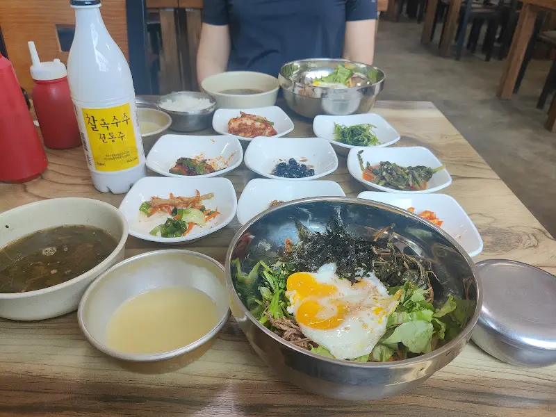 푸짐한 산채비빔밥 한 상 차림