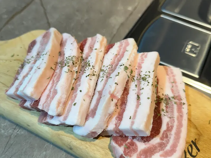 두툼하게 썰린 삼겹살