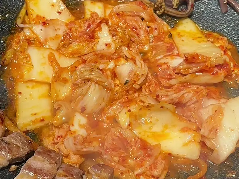 돼지 기름에 구워진 김치