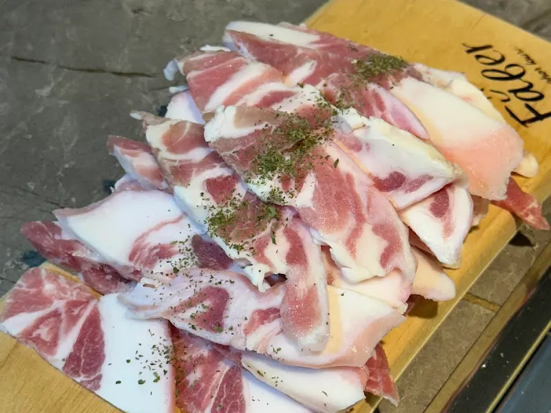 푸짐하게 쌓인 뒷고기