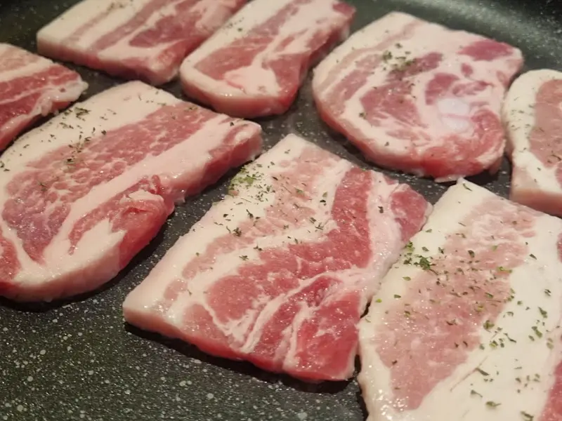 불판 위 삼겹살